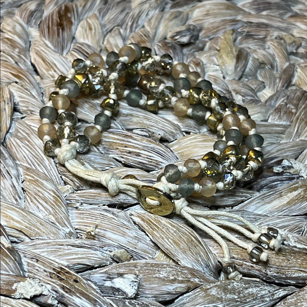 Elegant Beaded Bracelet‎ with Gold Accents